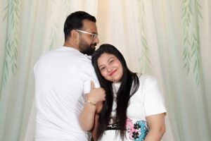 Outdoor and studio maternity photoshoot in Faridabad – Alok Color Lab professional pregnancy photography with indoor and outdoor themes.