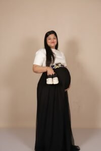 Top maternity photographer in Faridabad – beautiful pregnancy photoshoot by Alok Color Lab with creative themes and expert lighting.